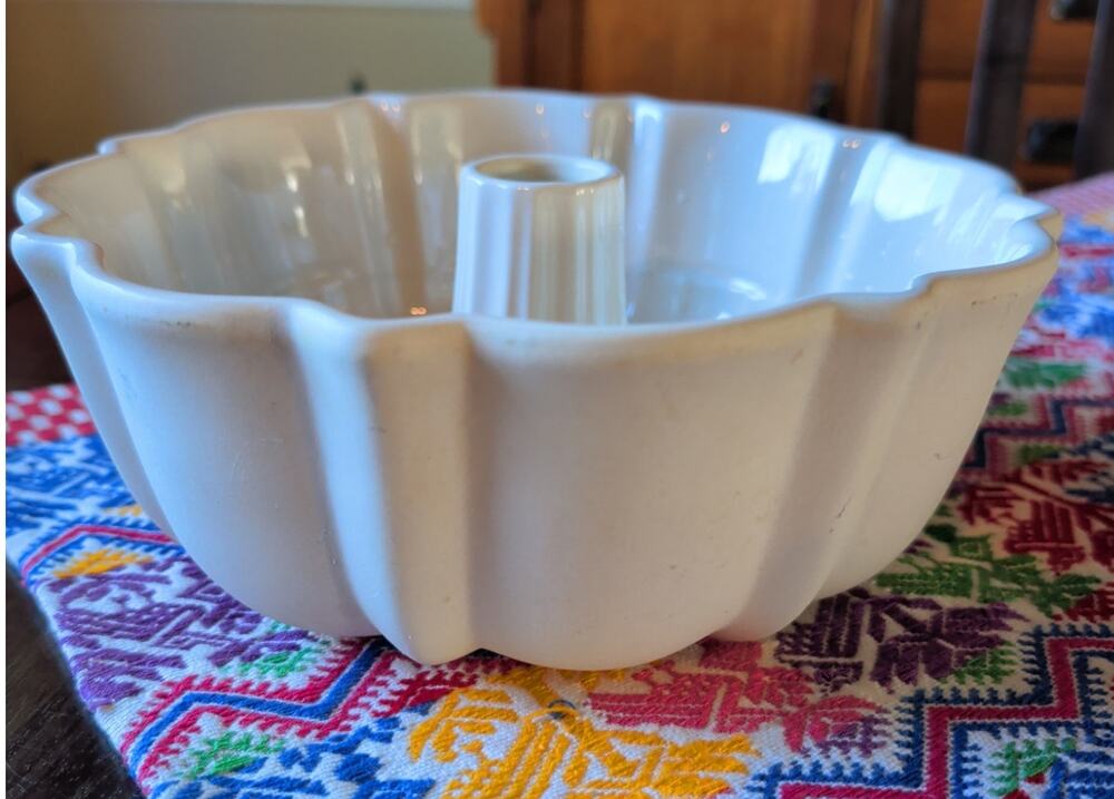 Longaberger Pottery Woven Traditions Ivory Ceramic 9.5" Fluted Bundt Cake Pan